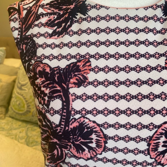 Vince Camuto dress. Size 4 - Picture 4 of 4